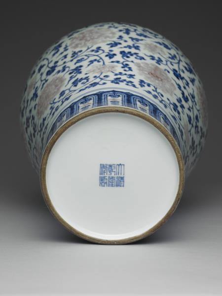 青花釉裡紅番蓮紋梅瓶