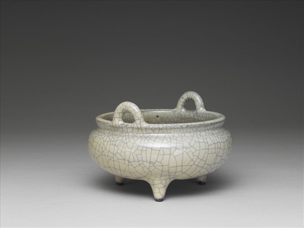 青瓷雙耳三足爐