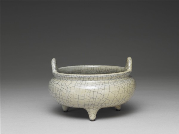 青瓷雙耳三足爐
