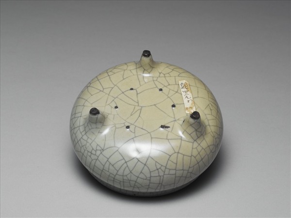 青瓷雙耳三足爐