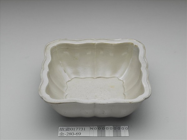 白瓷印花天祿流雲方洗