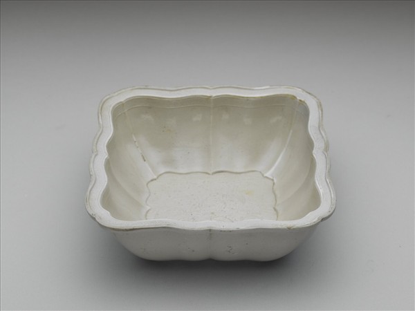 白瓷印花天祿流雲方洗