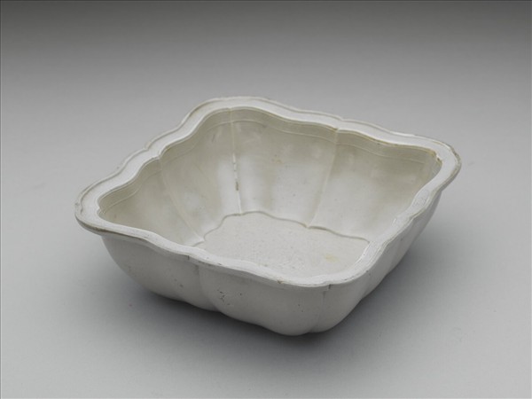 白瓷印花天祿流雲方洗