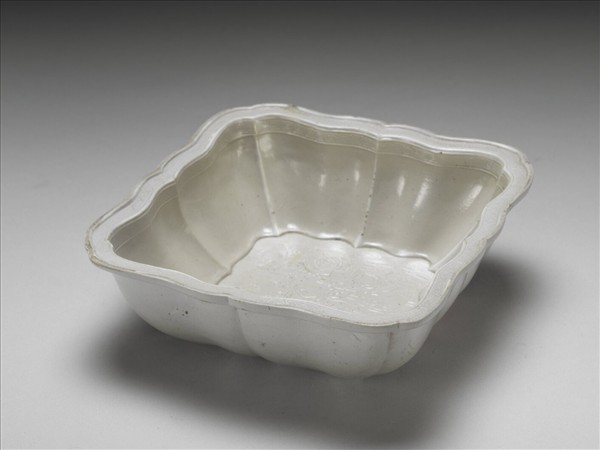 白瓷印花天祿流雲方洗