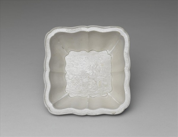 白瓷印花天祿流雲方洗