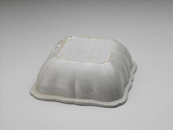 白瓷印花天祿流雲方洗