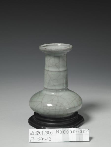 青瓷弦紋盤口瓶