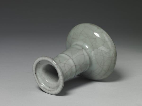 青瓷弦紋盤口瓶