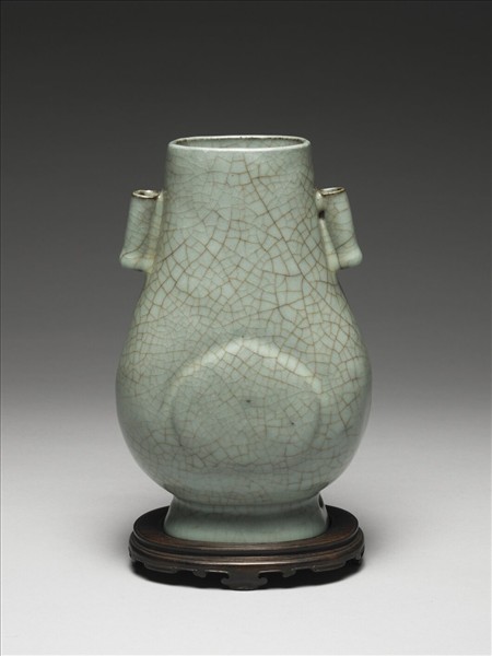 仿官釉青瓷杏葉貫耳壺