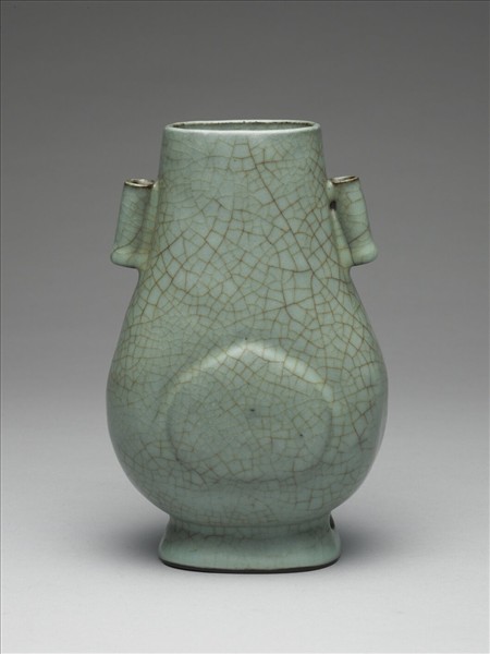 仿官釉青瓷杏葉貫耳壺