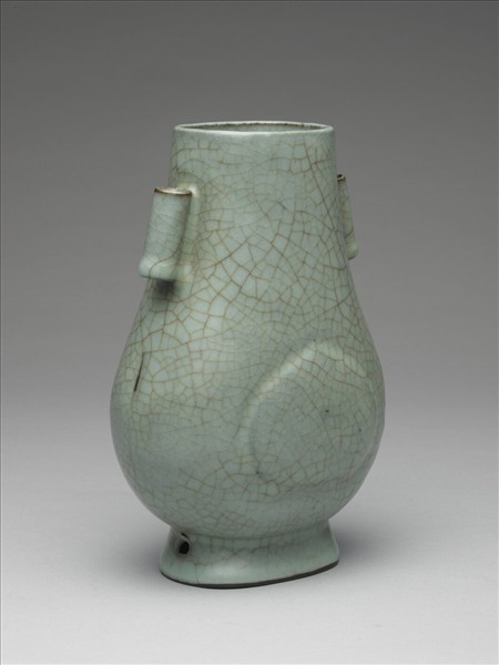 仿官釉青瓷杏葉貫耳壺