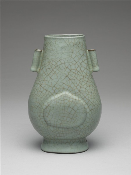 仿官釉青瓷杏葉貫耳壺