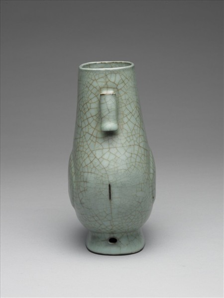 仿官釉青瓷杏葉貫耳壺