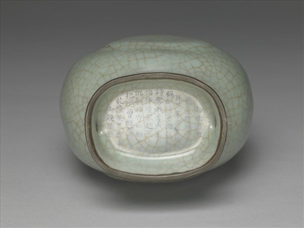 仿官釉青瓷杏葉貫耳壺