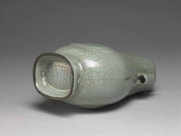 仿官釉青瓷杏葉貫耳壺