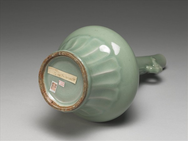 青瓷象耳長頸瓶