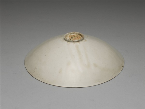 定窯 牙白印花孩兒臥榴碗