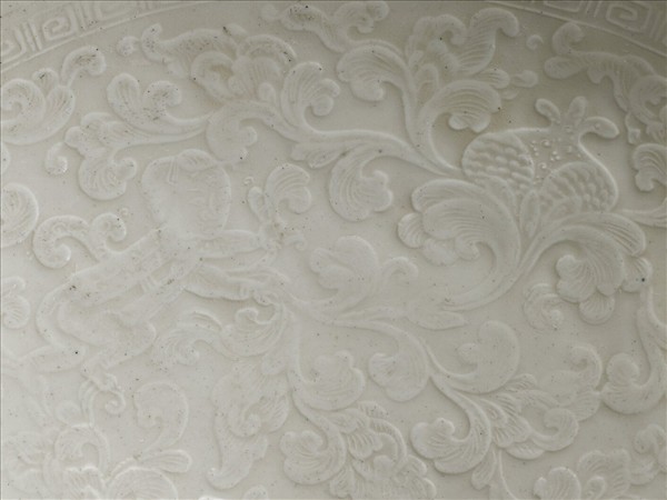 定窯 牙白印花孩兒臥榴碗