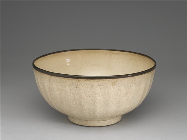 白瓷劃花蓮瓣紋碗