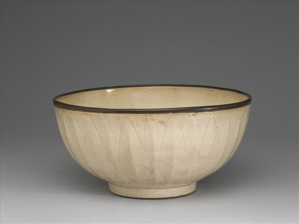 白瓷劃花蓮瓣紋碗