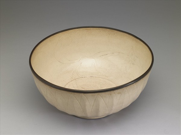 白瓷劃花蓮瓣紋碗