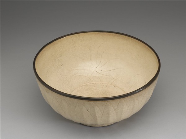 白瓷劃花蓮瓣紋碗