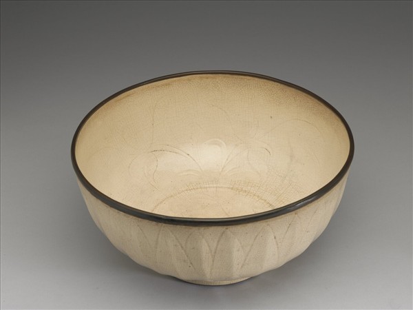 白瓷劃花蓮瓣紋碗