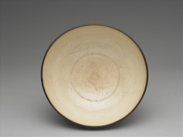 白瓷劃花蓮瓣紋碗