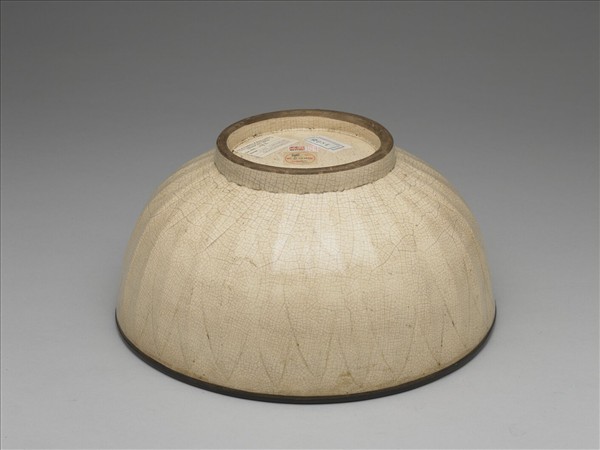 白瓷劃花蓮瓣紋碗