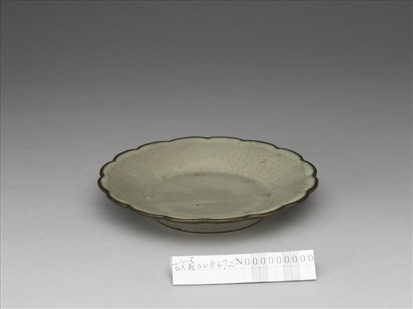 青瓷花口盤