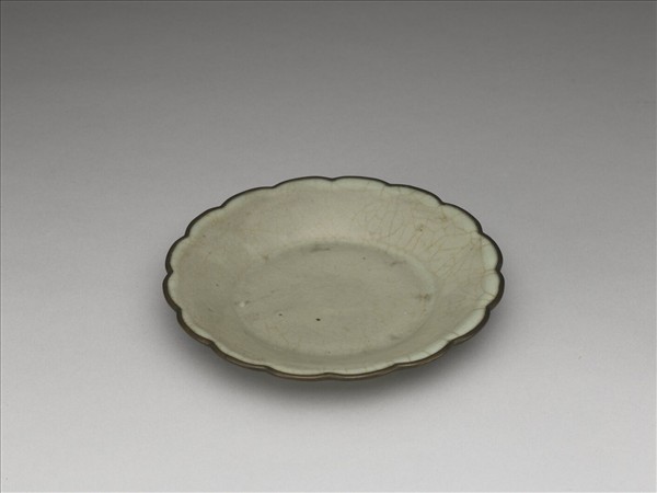 青瓷花口盤