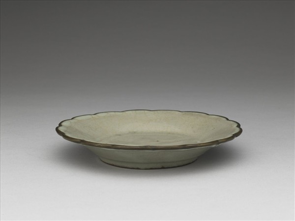 青瓷花口盤
