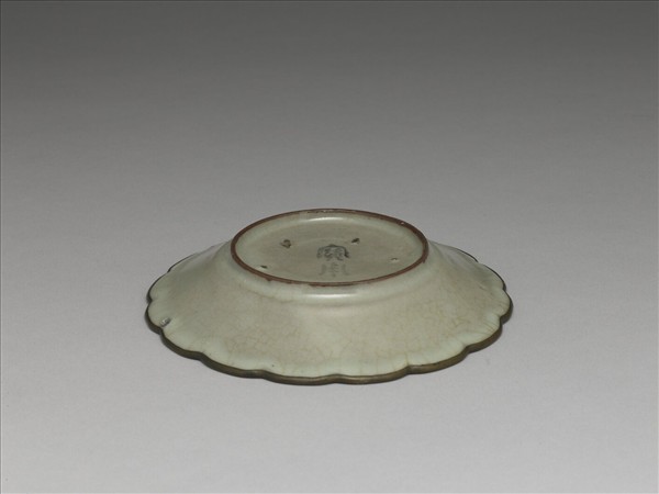 青瓷花口盤
