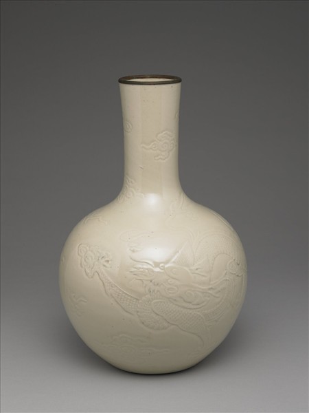 吉州窯 白瓷雲龍紋天球瓶