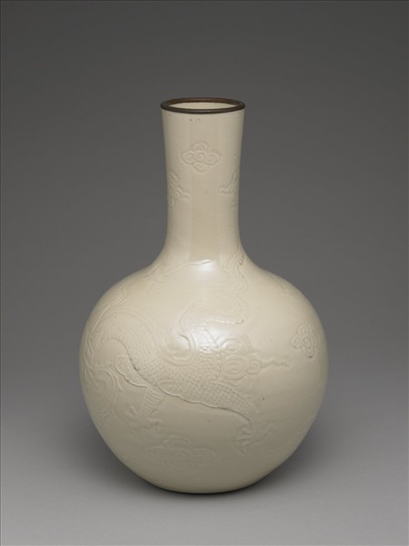吉州窯 白瓷雲龍紋天球瓶