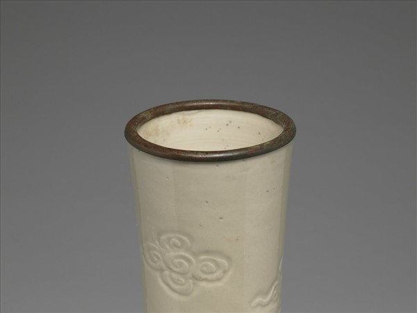 吉州窯 白瓷雲龍紋天球瓶