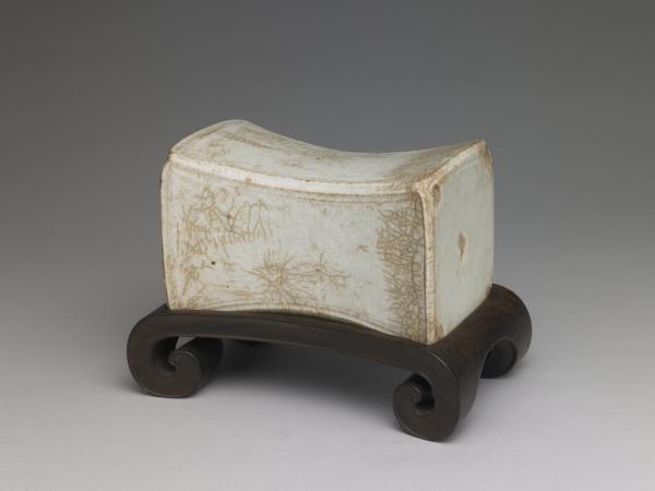 青白瓷水波紋枕