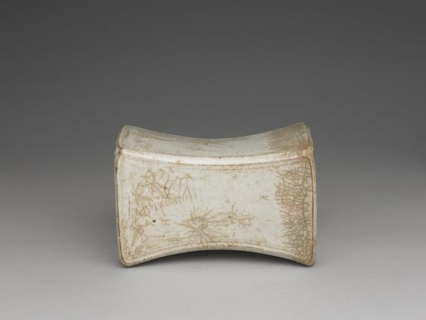 青白瓷水波紋枕