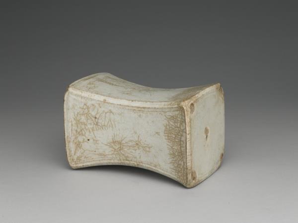 青白瓷水波紋枕