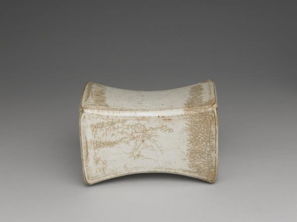 青白瓷水波紋枕