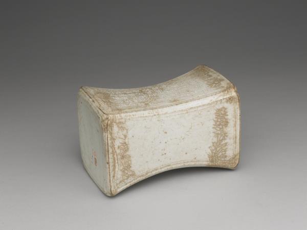 青白瓷水波紋枕