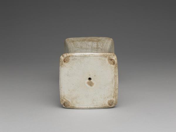 青白瓷水波紋枕