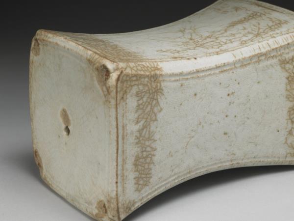 青白瓷水波紋枕