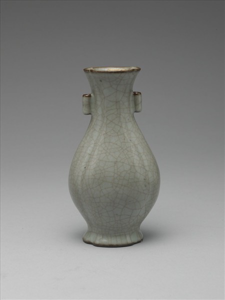 青瓷海棠式貫耳壺