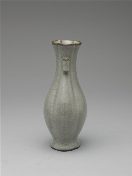 青瓷海棠式貫耳壺