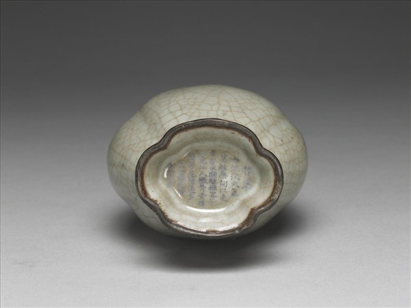 青瓷海棠式貫耳壺