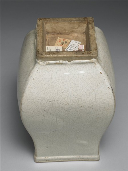 石灣窯 白瓷獸環鈁