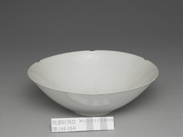 甜白五龍紋葵瓣口碗