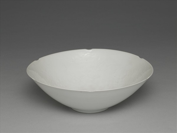 甜白五龍紋葵瓣口碗