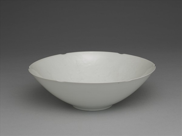 甜白五龍紋葵瓣口碗